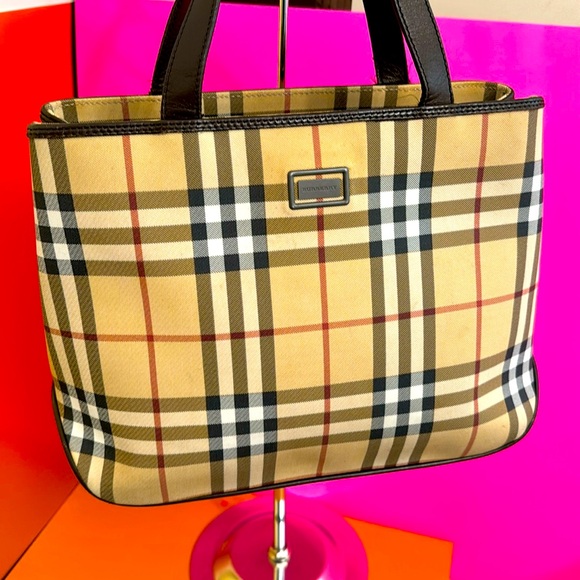 Burberry Handbags - Burberry London tote bag in good condition beautiful clean
